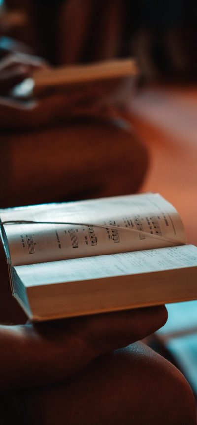 问鼎h5链接 App 阅读页截图：深色底低对比正文，右侧悬浮着字号调节滑块，夜间模式下光线柔和